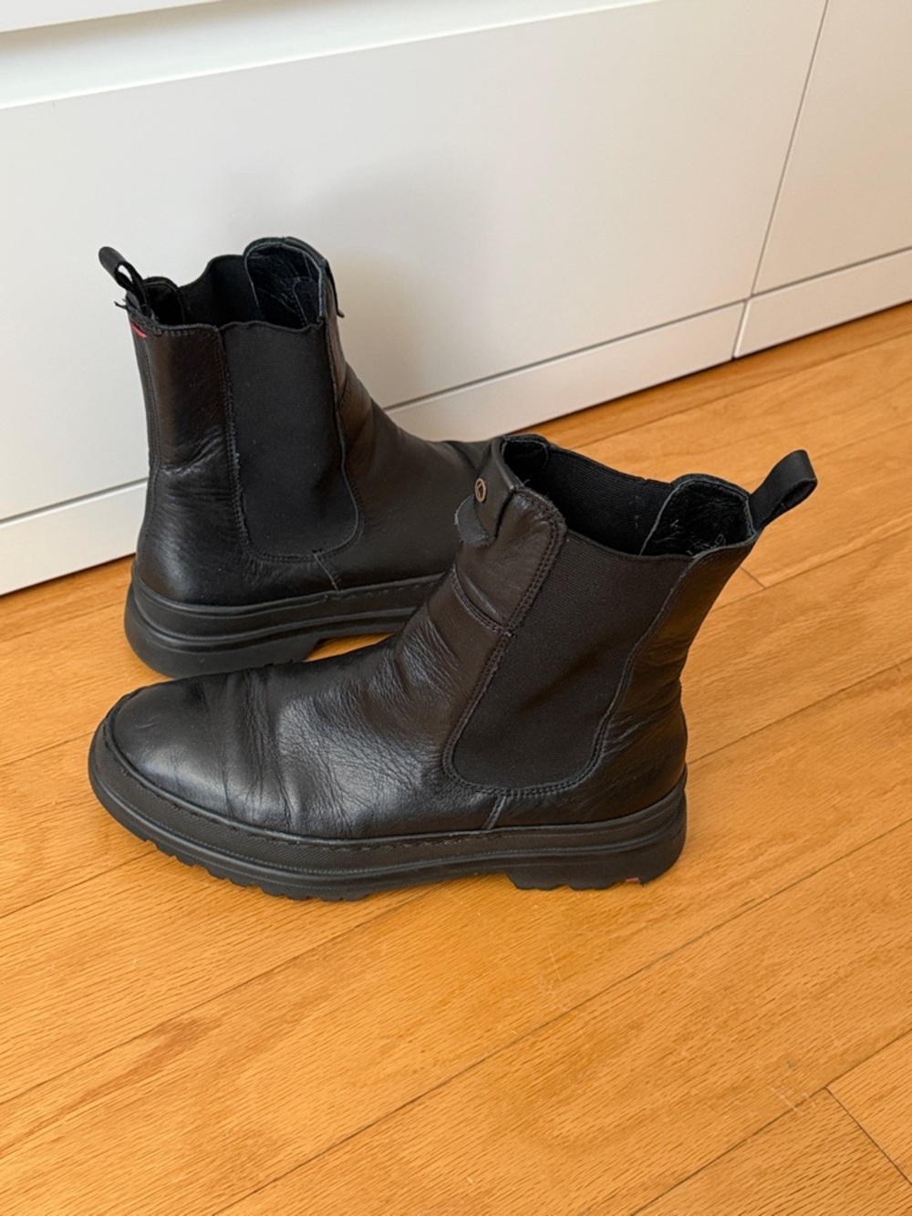 Women's Black Chelsea Ankle Boots y.
